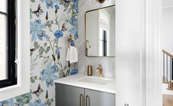 Der-blaue-garten-in-voller-blute-fur-badezimmer-tapeten-demur